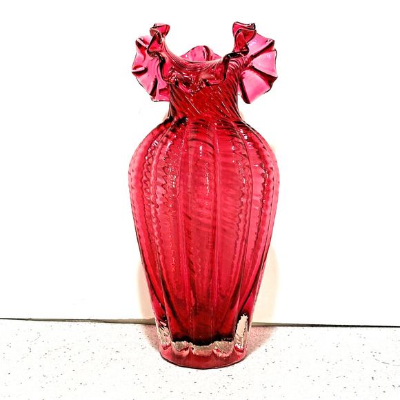 Vintage Fenton Pink Cranberry Art Glass Swirled Ribbed Ruffled Vase Collectible - Picture 2 of 10